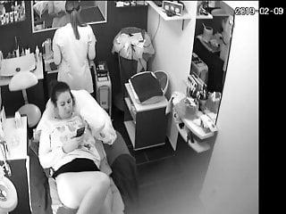 Rasierte Muschi wird in der cabin gefickt