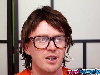 Englische Schlampe mit Tattoos wird vom Nerd gefickt