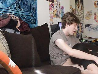 Junges Pärchen fickt vor der Kamera