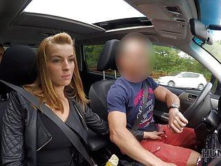 Der Freund muss zusehen wie seine Freundin nicht mehr vergessen wird