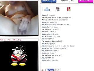 Hübsche Frau spielt mit ihrer Fotze