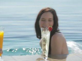 Jenna nimmt zwei weisse Schwänze in sich auf