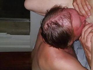 Junge Frau wird von hinten gefickt