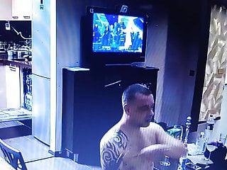 Ein Paar beim Gruppensex mit mehreren Paaren