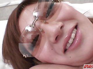 Die geile Asiatin Miki übt sich an ihrem Arbeitstag am Schwanz