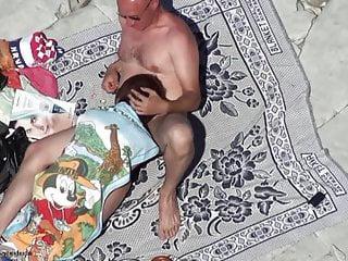 Reife Frau bläst Schwanz am Strand