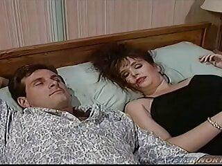 Vollbusige Tamara Lee fickt auf dem Bett