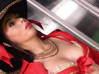 Klassische Frau gibt ihrem Mann einen Blowjob