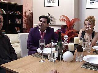 Versaute Milf wird in den Arsch gefickt