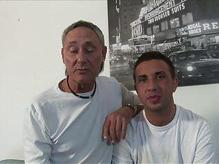 Vollbusige Blondine von alterem Mann in Muschi und Arsch gefickt