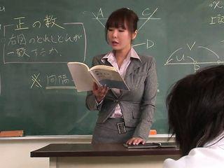 Japanische Lehrerin bekommt Sperma ins Gesicht
