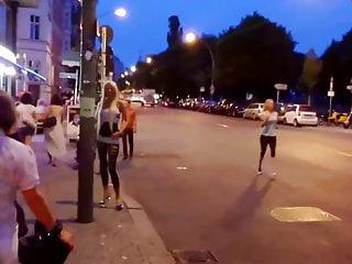 Versaute Schlampe wird von zwei Schwzen gefickt