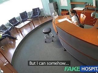 Die Krankenschwester heilt den Patienten im Büro