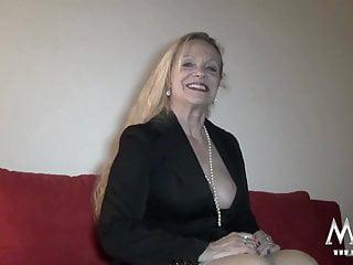 Sexy Oma die geile Sau will den jungen Schwanz