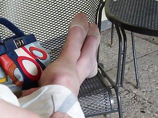 Junge Blondine wird in ihre enge Muschi gefickt