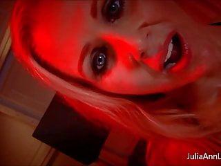 Milf Julia Ann bläst einen Schwanz