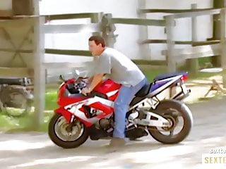 Geile Milf mit dicken Titten wird gefickt