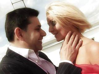 Hübsche Milf wird von hinten hart penetriert