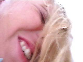 Blonde Frau wird in alle Löcher gefickt