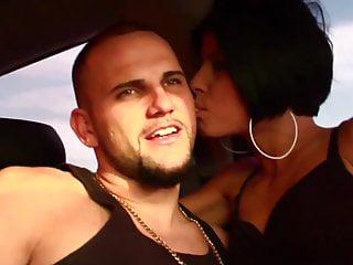 Grosser Kerl trifft auf geile Brünette