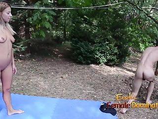 Nikkit Sklavin reibt sich die Möse im Gesicht