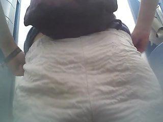 Fick auf der Couch mit einem Gummischwanz