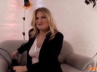 Casey Deluxe mit mega Titten und feuchter Muschi