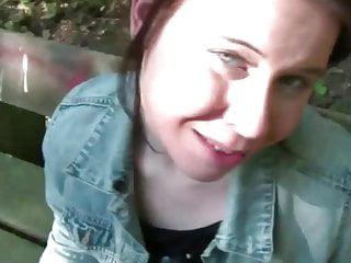 Nackte nackte Frau spielt mit sich selbst