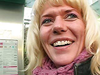 Sarah wird zum ersten Mal beim Sex gefilmt