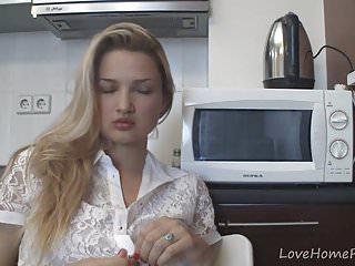 Blonde Amateurin bereitet sich vor der Webcam vor