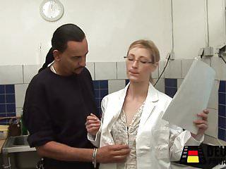 Zwei Mels zeigen beim Casting ihre figkeiten