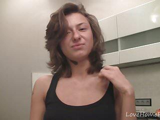 Geile Hausfrau bereitet sich vor der Webcam vor