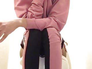 Ghetto Schlampe mit dicken Titten auf der Toilette