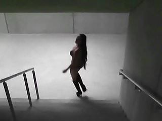 Zwei heisse Teens besorgen es sich in der Kche