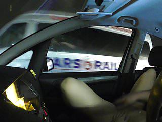 Heisse junge Frau macht die Beine breit