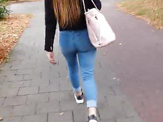 Vollbusige deutsche Milf macht es sich selber