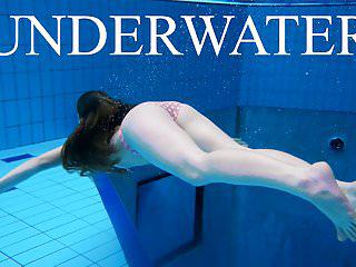Sexy Girl zeigt ihrem Freund unter Wasser