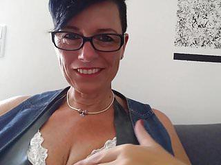 Sie lutscht einen Schwanz in der wand