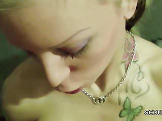 Junge Frau wird zum ersten Mal gefickt