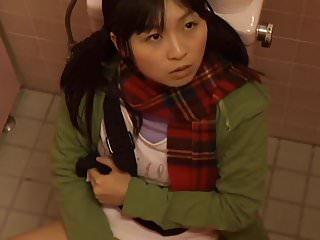 Junges Mädchen und Opa haben Sex in der Toilette