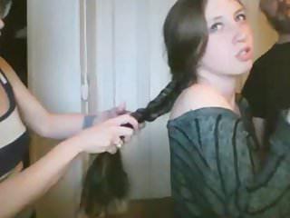 Zwei Mädels mit langen haaren zeigen sich nackt