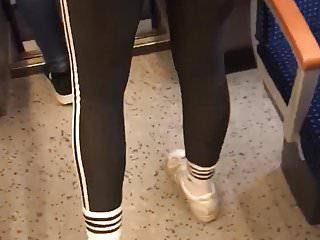 Der hilfsbereite Schwanz und die geile Hausfrau