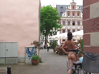 Junge Brünette in der missionarsstellung gefickt