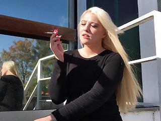 Sie steckt sich einen Dildo in den Arsch