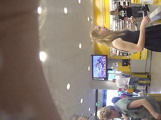 Sie ist zum ersten Mal vor der Kamera