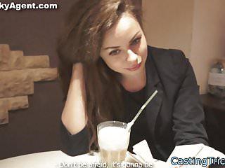 Casting Schönheit lutscht Schwanz wie ein Profi