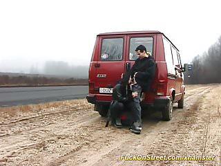Sie lässt sich auf der strasse abschleppen
