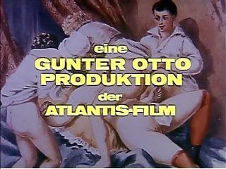 Reife Frau besorgt es sich mit einem Dildo