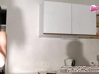 Sie wird vom Freund ihres Bruders befriedigt