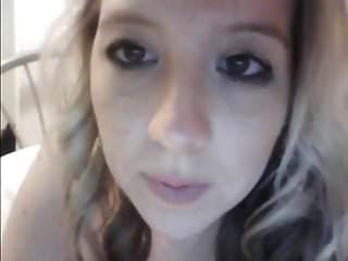 Teen Lauren masturbiert auf dem Bett